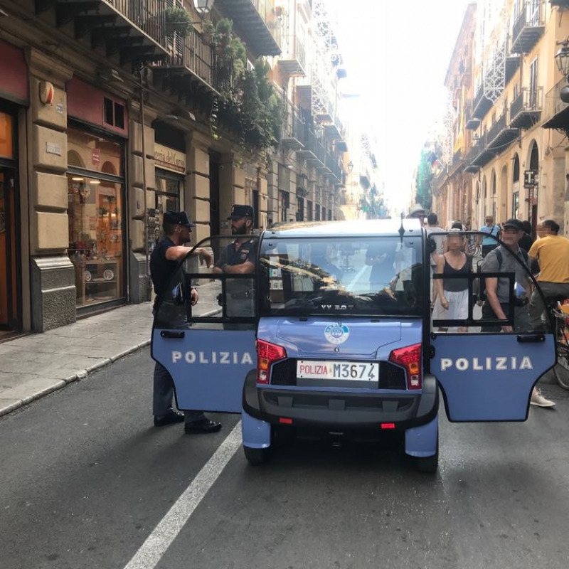 Poliziotti di quartiere nel centro storico di Palermo