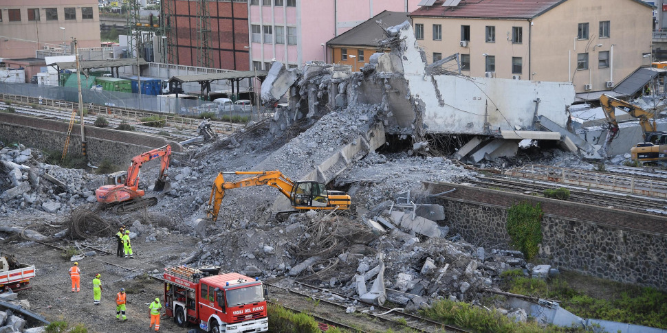 https://assets.gds.it/2018/08/ponte-morandi-genova15-970x485.jpg