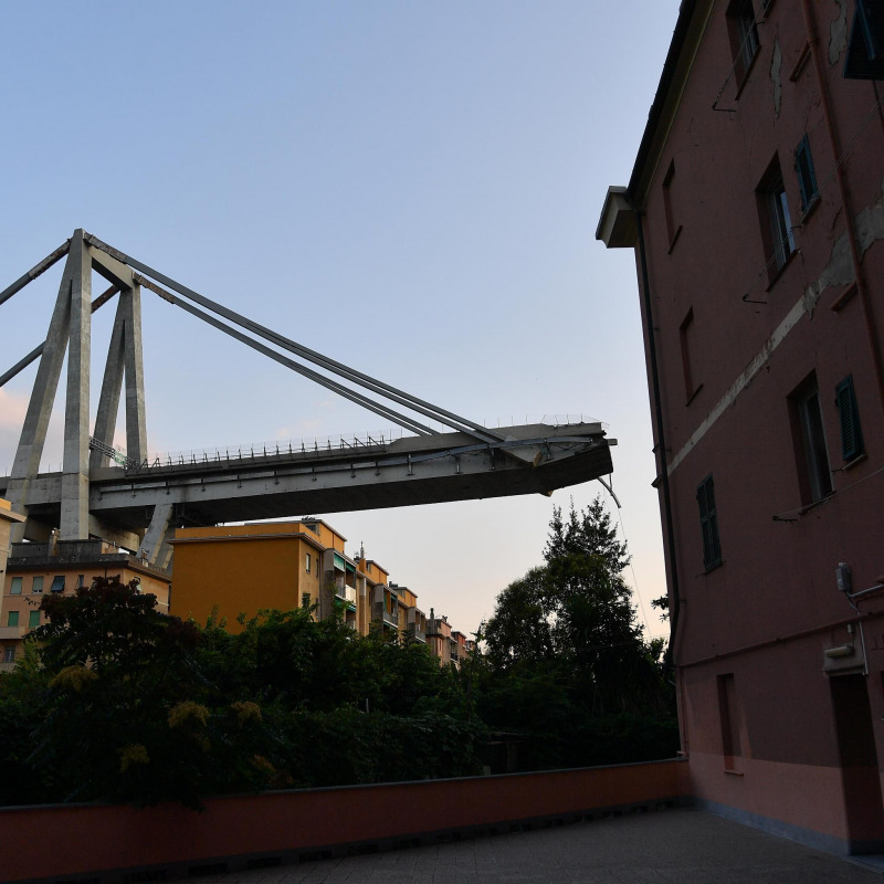 Il ponte Morandi costruito tra le case popolari di Genova
