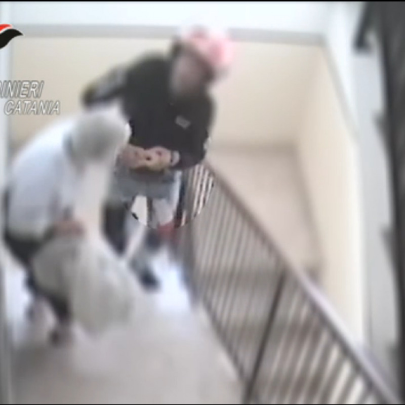 Un frame del video che riprende la violenta rapina ai danni di un'anziana a Catania