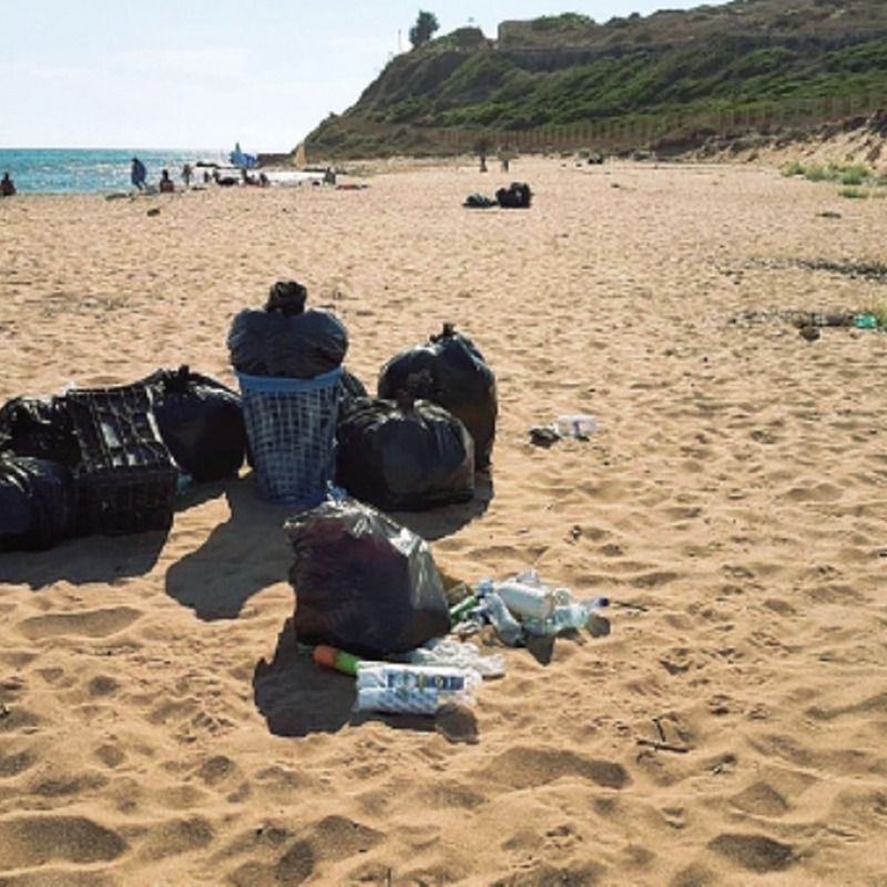 Rifiuti abbandonati in spiaggia a Selinunte (Foto Capizzi)