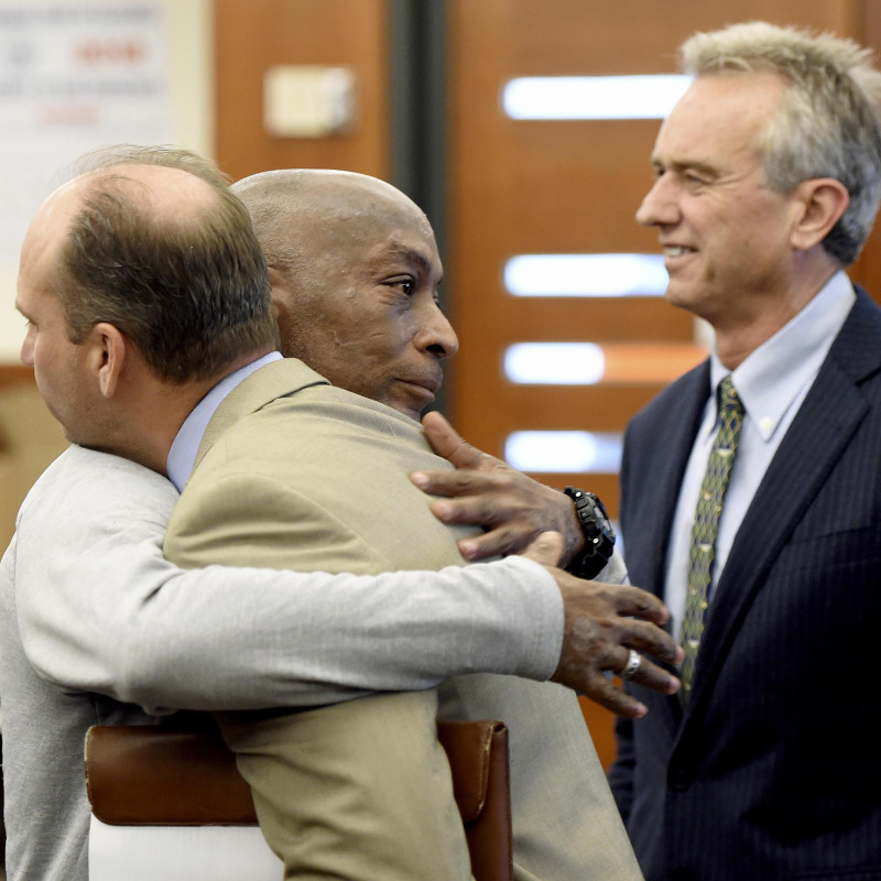 Dewayne Johnson abbraccia il suo legale dopo la sentenza che gli riconosce il risarcimento