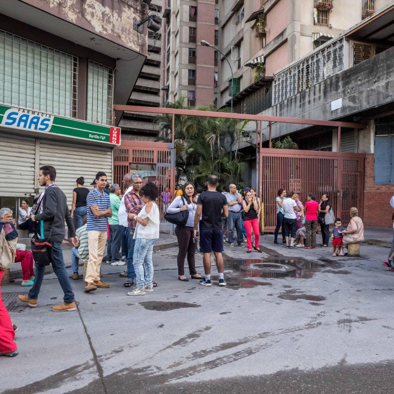 Gente in strada dopo la scossa di terremoto 7.3 in Venezuela