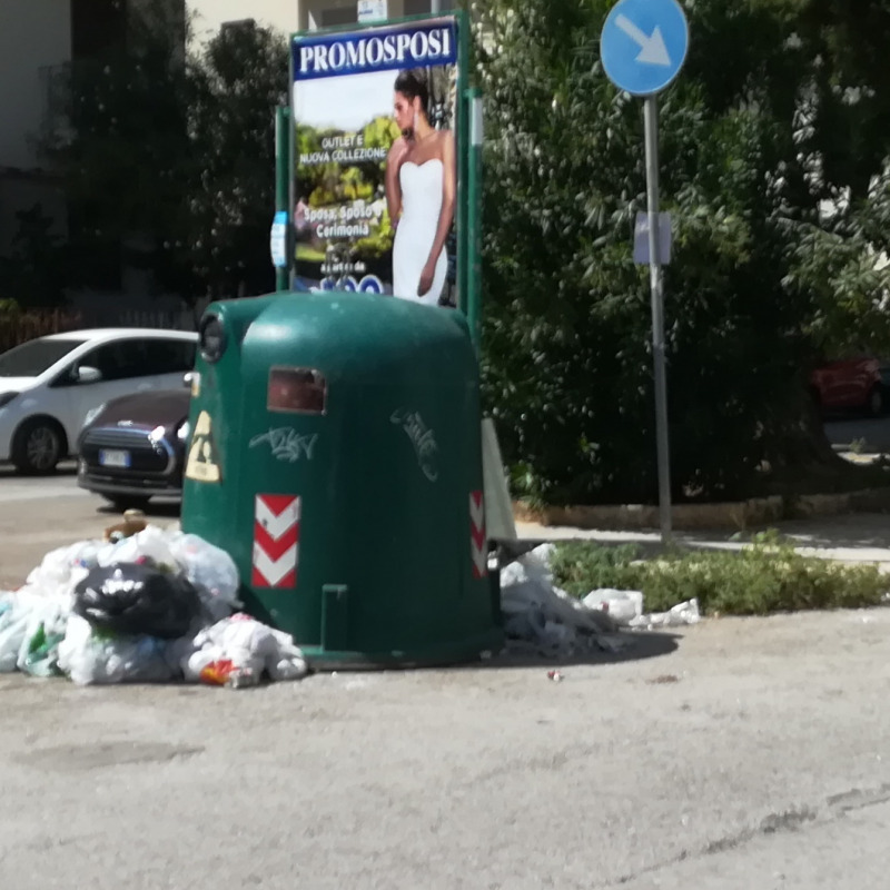 Campana circondato dai rifiuti in via Restivo