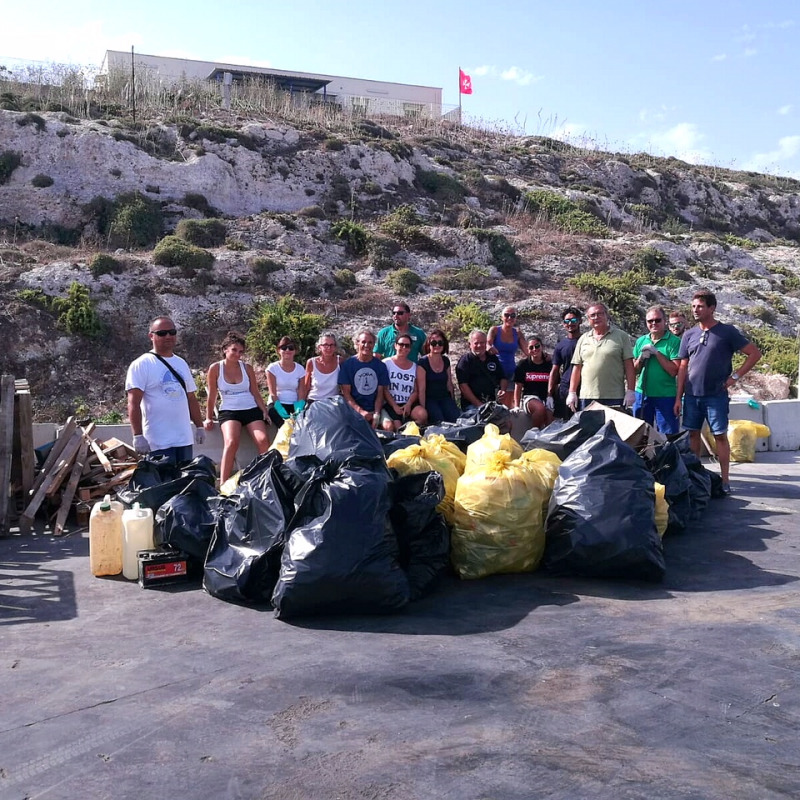 Il gruppo di volontari al lavoro per "Lampedusa senza plastica"