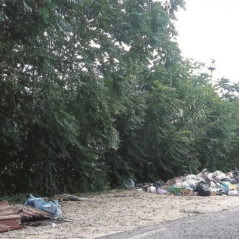 Ragusa Ibla, rifiuti abbandonati sul ciglio della strada