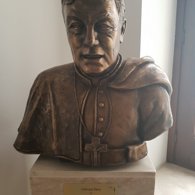 Il busto del Cardinale Pappalardo ospitato nell'antisala consiliare del Municipio di Zafferana Etnea