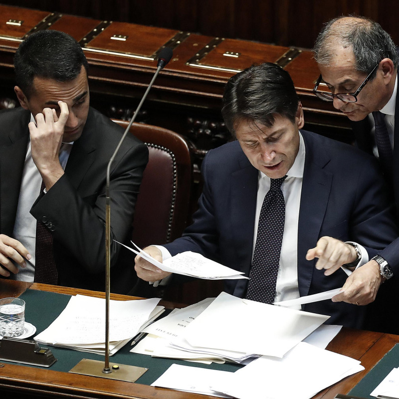 Luigi Di Maio (S-D), ministro del Lavoro, Giuseppe Conte, presidente del Consiglio e Giovanni Tria, ministro dell'Economia, durante una discussione alla Camera