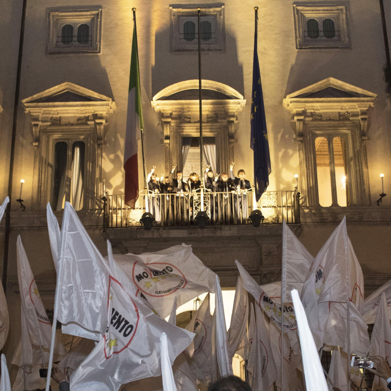 Il vicepremier Luigi Di Maio e i ministri del M5s si sono affacciati dalle finestre di palazzo Chigi dopo l'accordo sulla manovra