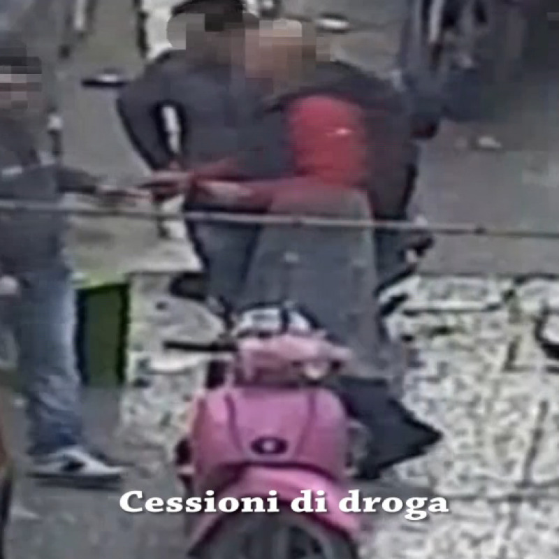 Un frame del video dei carabinieri che riprende lo spaccio di droga a Ballarò, Palermo