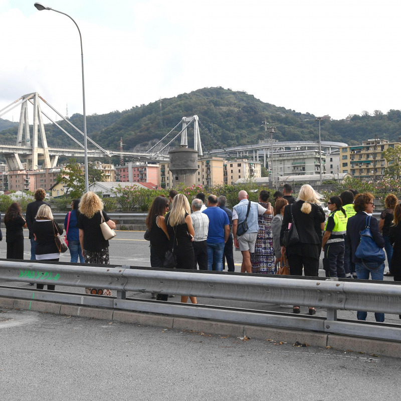 Un minuto di silenzio in memoria dele vittime del crollo di ponte Morandi, Genova