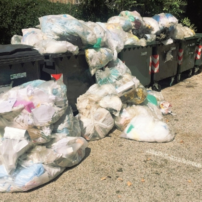 Cumuli di rifiuti abbandonati davanti all'ospedale di Castelvetrano (foto Indelicato)