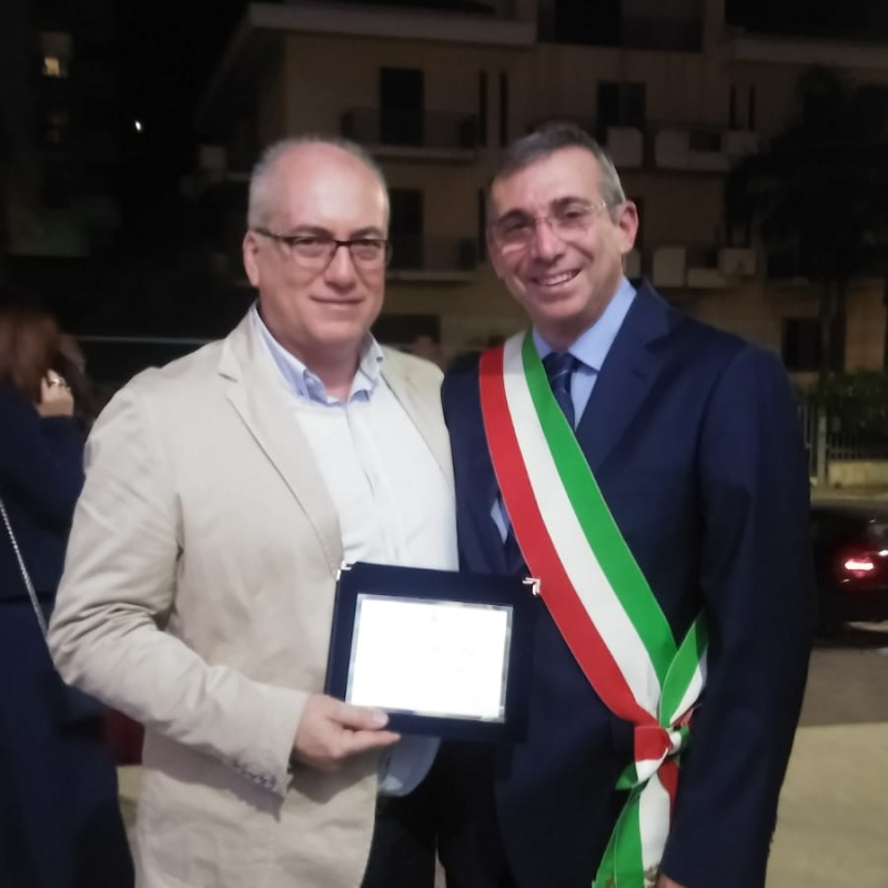 L'infermiere Marco Antonio Virzì con il sindaco di Castellammare Nicola Rizzo