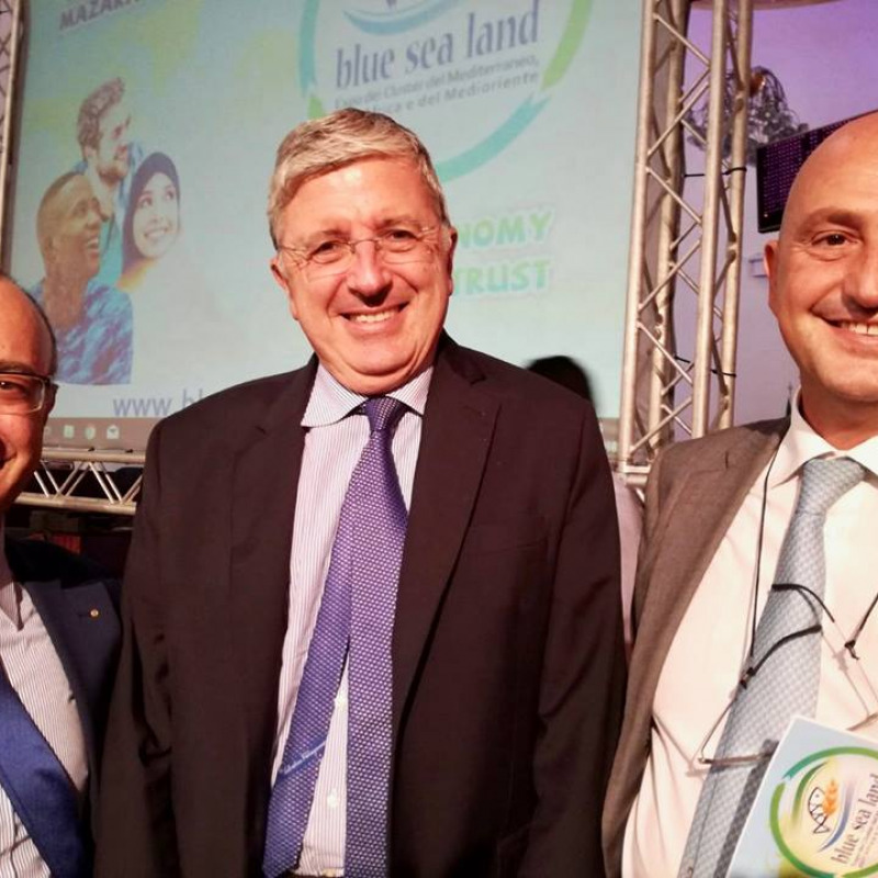 Da sinistra Nino Carlino Presidente Distretto Pesca e Crescita Blu, l'Ambasciatore Massimo Gaiani e l'assessore Attività Produttive Mimmo Turano