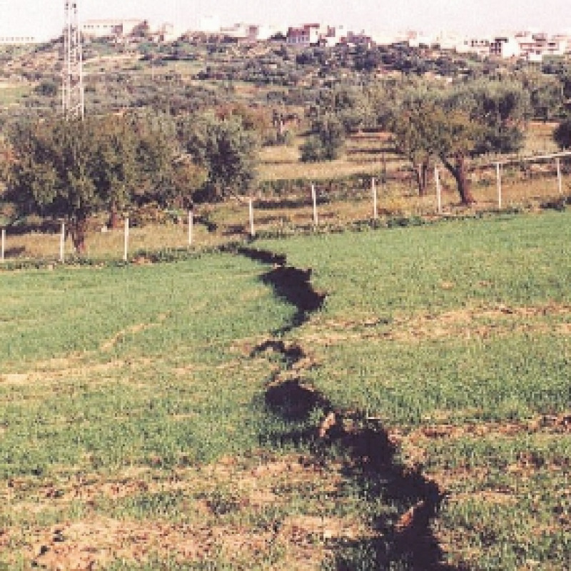 Terreno spaccato a metà dopo l'alluvione di Niscemi del 97