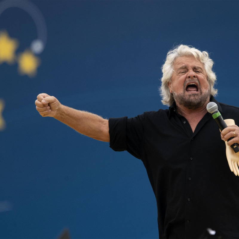 Beppe Grillo sul palco di Italia a 5 Stelle