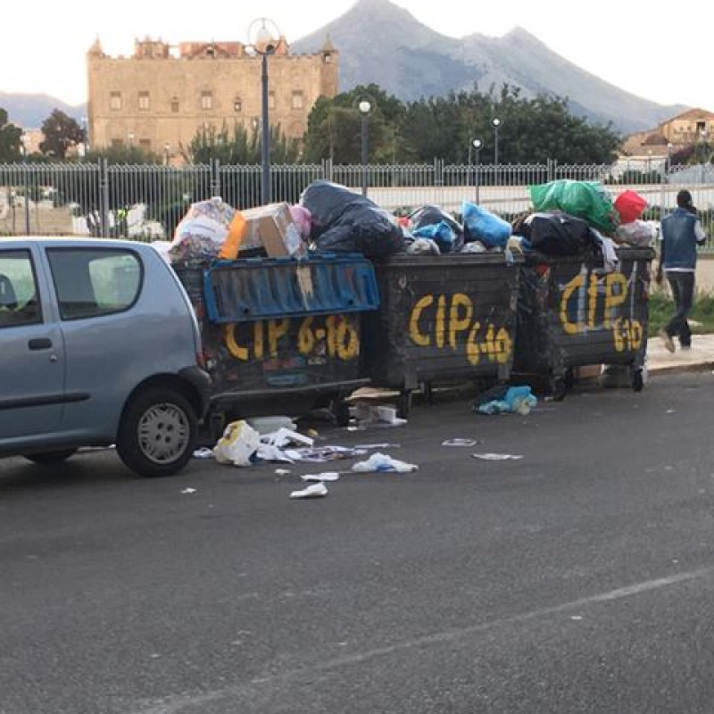 Cassonetti pieni di spazzatura in via Gugliemo Il Buono, alla Zisa, foto inviata da Francesco Agate