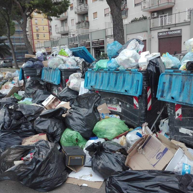 Cassonetti pieni di rifiuti questa mattina in via dell'Orsa Maggiore