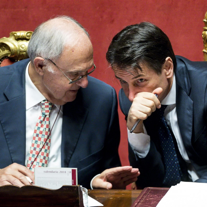Il ministro per gli Affari europei Paolo Savona e il premier Giuseppe Conte