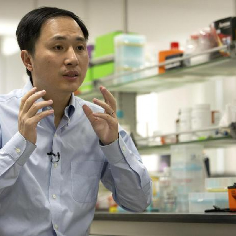 He Jiankui nel laboratorio di Shenzhen. Foto Mark Schiefelbein, The Associated Press