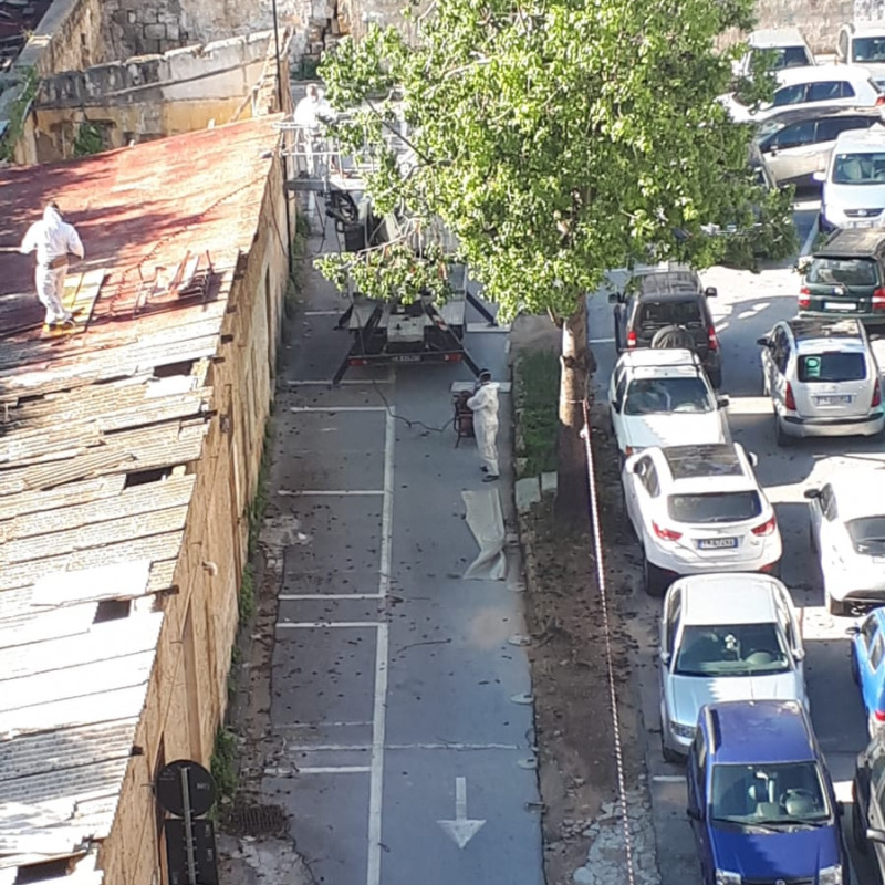 Operai al lavoro in piazza Giulio Cesare