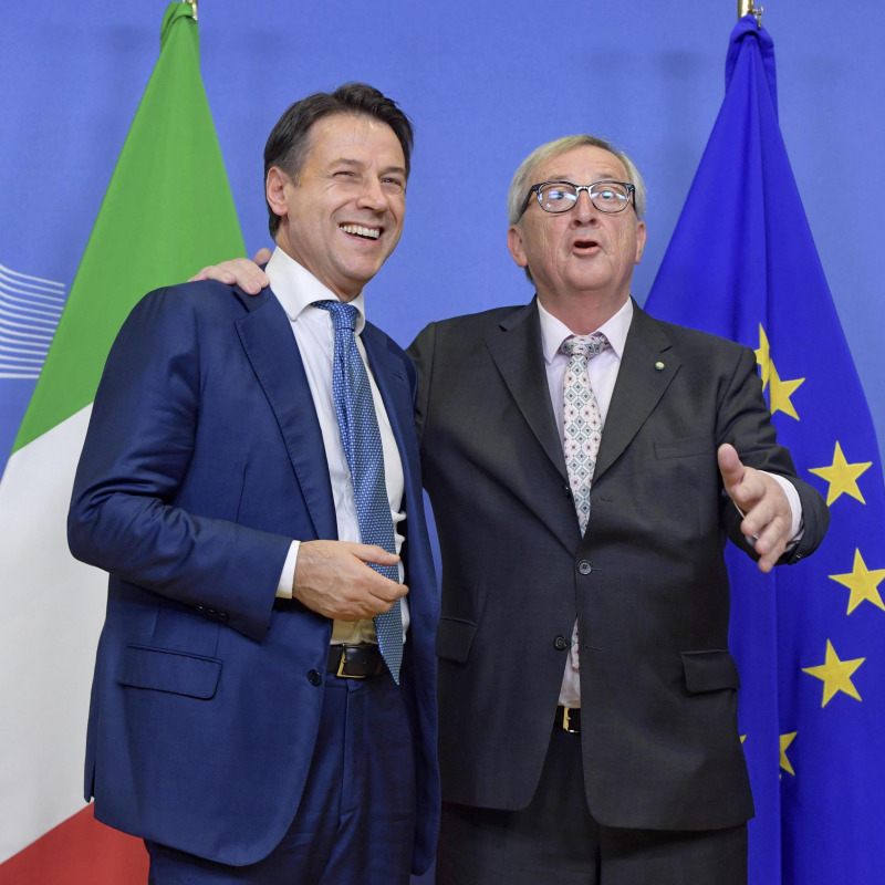 Il presidente del Consiglio Giuseppe Conte (S) e il presidente della Commissione Ue Jean-Claude Juncker