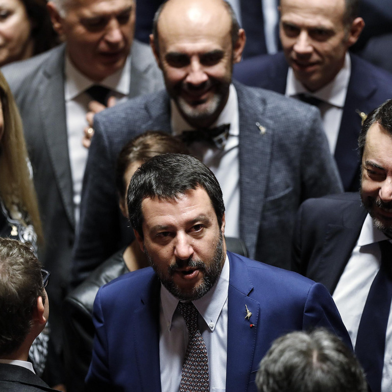 Matteo Salvini, vice premier e ministro dell'Interno, con i colleghi senatori della Lega durante il voto di fiducia al Senato sul decreto sicurezza