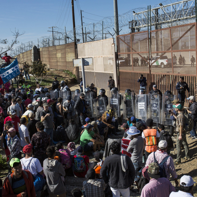 La carovana di migranti al confine fra Messico e Usa
