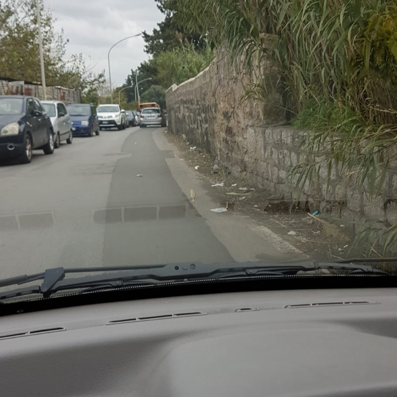 Tratto di strada stretta e in curva in via Evangelista Di Blasi