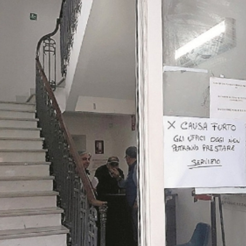 Uffici chiusi dopo i furti (foto Saraceno)