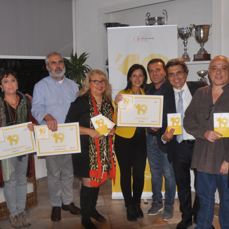 Salvo La Rosa e alcuni dei produttori caseari con l'attestato del Giornale di Sicilia (Foto Fucarini)