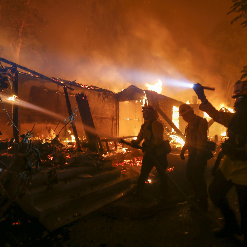 L'immagine di una villa in fiamme a Malibù, California