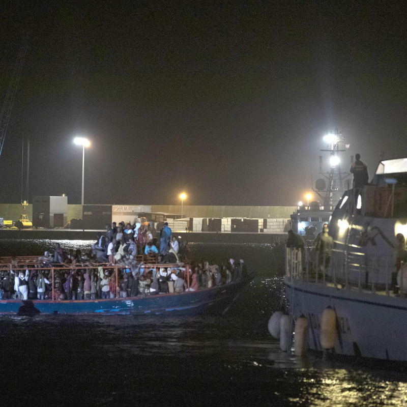 Il barcone con 236 migranti sbarcato a Pozzallo