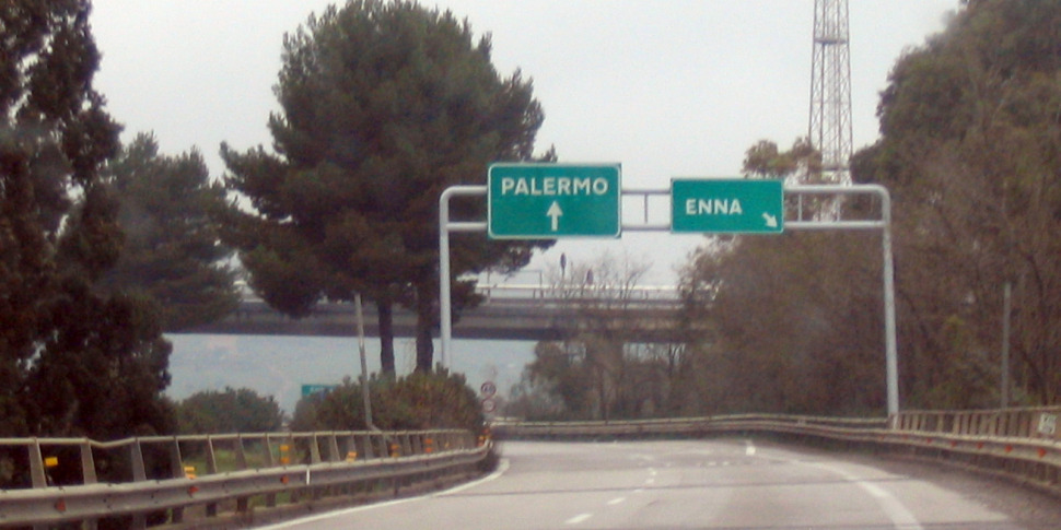 Camion in fiamme, chiuso un tratto dell'autostrada Palermo-Catania all'altezza di Enna