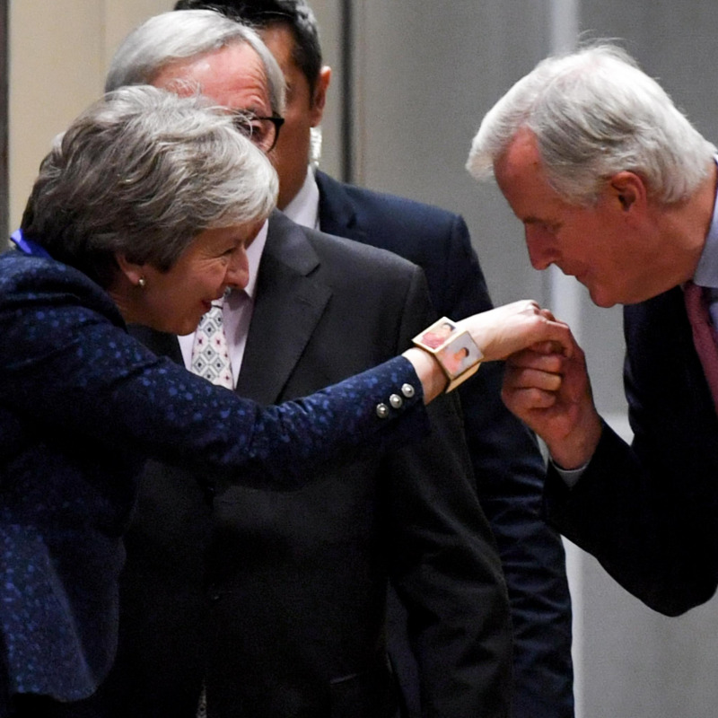 Theresa May, Jean-Claude Juncker (dietro) e Michel Barnier