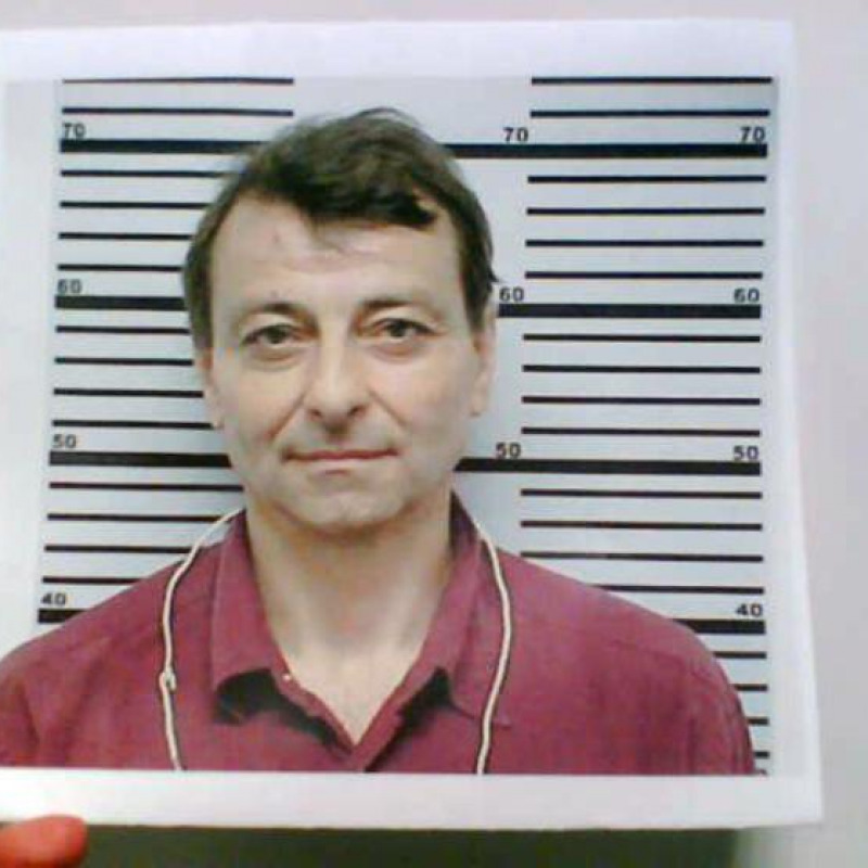 Un'immagine di Cesare Battisti al momento del suo arresto in Brasile