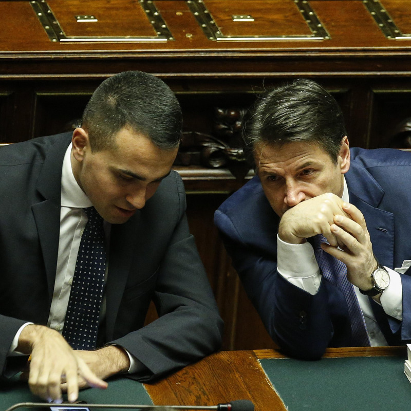 Il presidente del Consiglio Giuseppe Conte con il vicepremiere e ministro dello Sviluppo Economico e Lavoro, Luigi Di Maio, durante le dichiarazioni di voto sulla manovra economica alla Camera