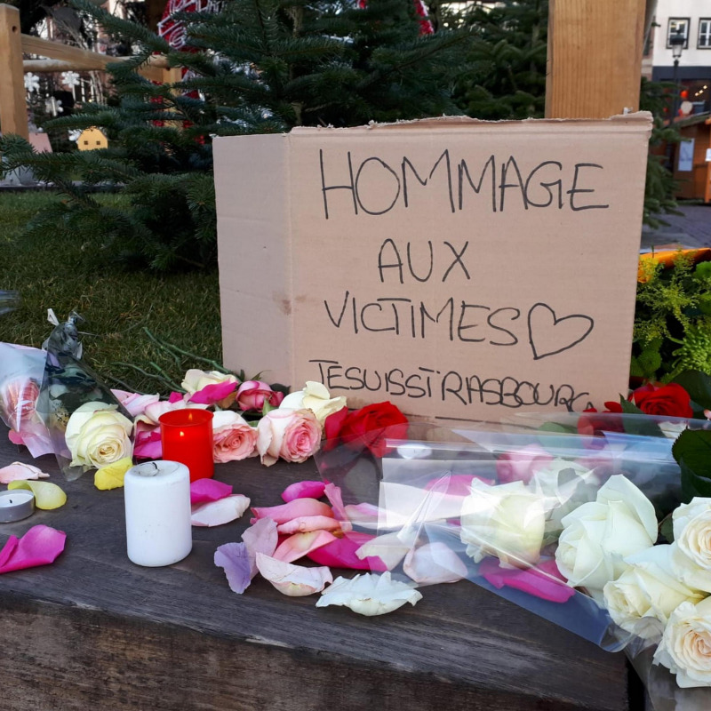 I primi omaggi floreali in memoria delle vittime della sparatoria di Strasburgo