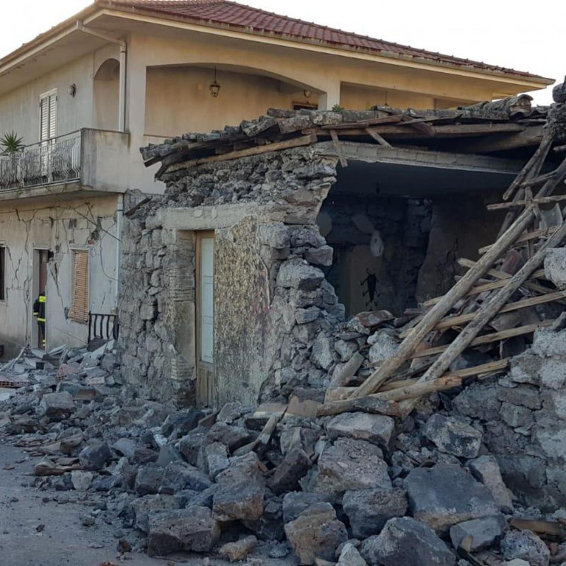Alcuni edifici di Fleri danneggiati dal terremoto del 26 dicembre