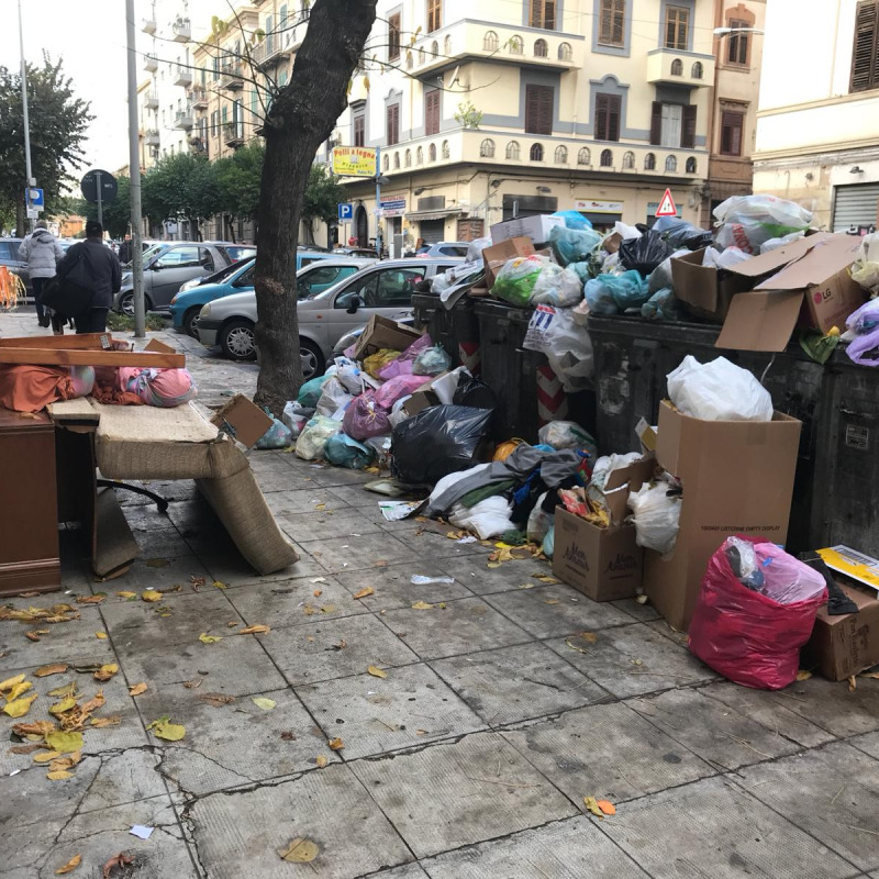 I rifiuti in via Costantino Lascaris