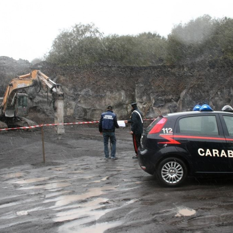 I carabinieri pongono i sigilli ad una cava di materiale basaltico-lavico