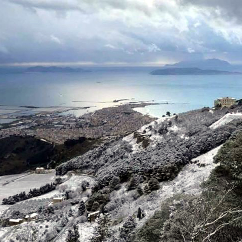 Neve ad Erice con vista su Trapani e le isole Egadi. Foto di Giò Gè