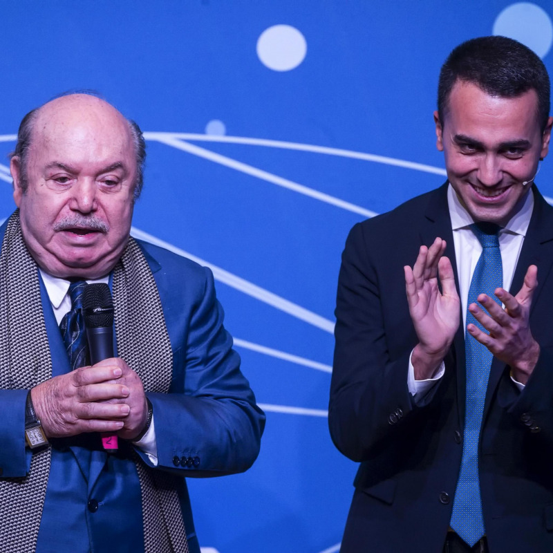 Il ministro del Lavoro dello Sviluppo economico e vicepremier Luigi Di Maio (D) con Lino Banfi