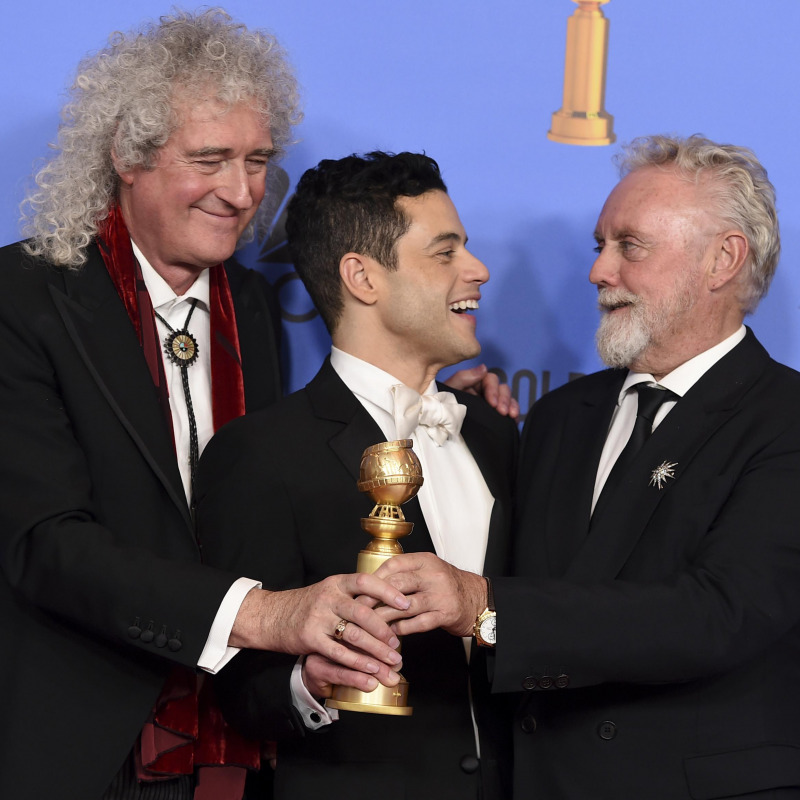 Rami Malek al centro fra Brian May e Roger Taylor dei Queen