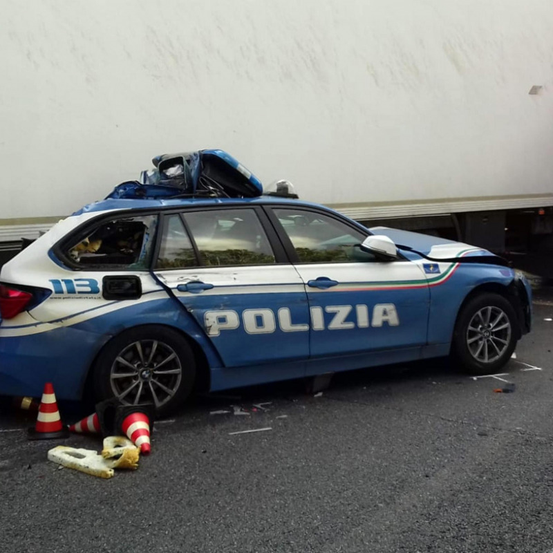 Una pattuglia della polizia stradale e un veicolo che stavano soccorrendo sono stati travolti da un Tir