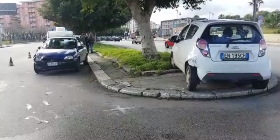 Incidente in via Ernesto Basile a Palermo, auto finisce sullo ...