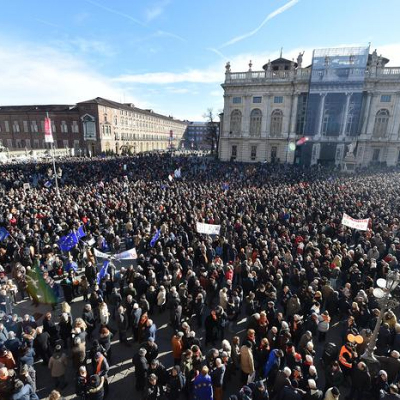 Un momento del flash mob a sostegno della Tav a piazza Castello, Torino, 12 gennaio 2019.ANSA/ ALESSANDRO DI MARCO