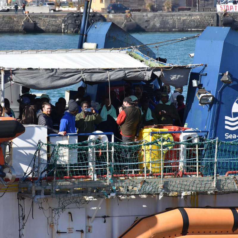 Lo sbarco dei 47 migranti a bordo di Sea Watch