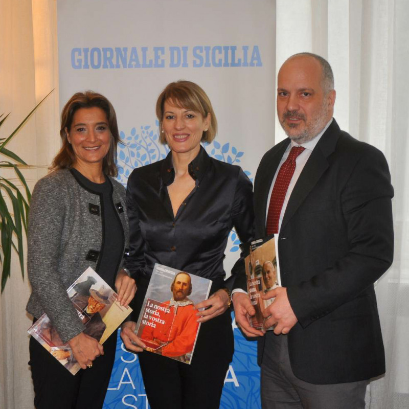 L'ambasciatrice Jill Morris fra Giada Ardizzone e Marco Romano, con i volumi pubblicati per i 150 anni del Giornale di Sicilia