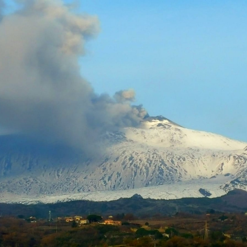Etna in eruzione visibile da più parti